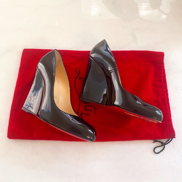 CHRISTIAN LOUBOUTIN ~ RON RON ZEPPA BLACK PATENT LEATHER WEDGES, SIZE 37.5 - Picture 1 of 7